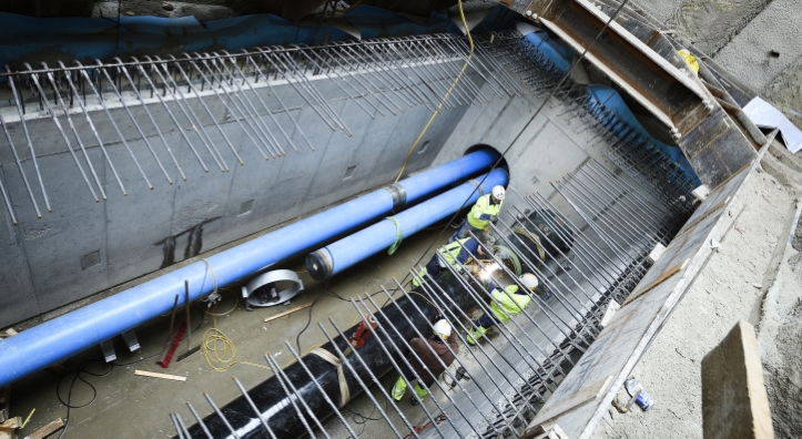 Baustelle der Linie U2 am Matzleindorfer Platz. Der U-Bahnbau macht eine aufwendige Versetzung von wichtigen Wasserleitungsrohren notwendig.