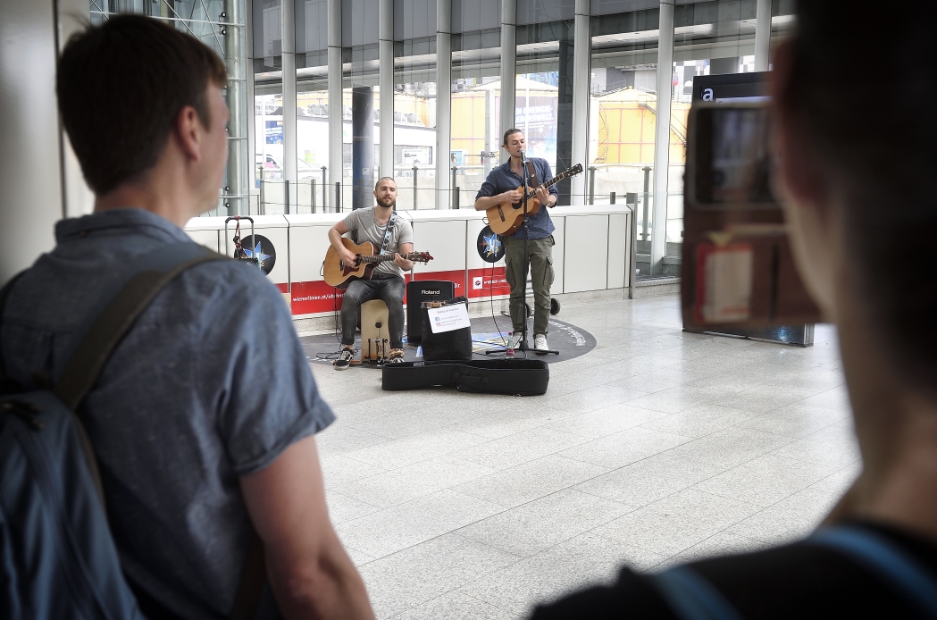 Im Netz der Wiener Linien spielen MusikerInnen in ausgewählten Stationen für die Fahrgäste. Hier in der Station Spittelau.