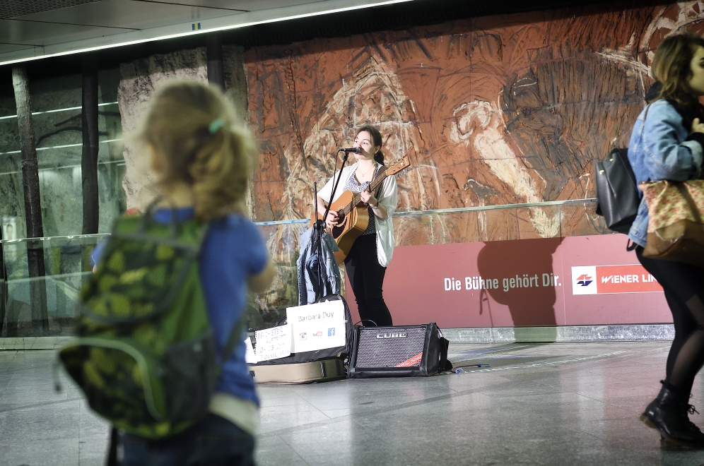 Im Netz der Wiener Linien spielen MusikerInnen in ausgewählten Stationen für die Fahrgäste. Hier in der Station Westbahnhof.