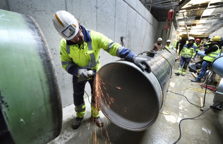 Baustelle der Linie U2 am Matzleindorfer Platz. Der U-Bahnbau macht eine aufwendige Versetzung von wichtigen Wasserleitungsrohren notwendig.