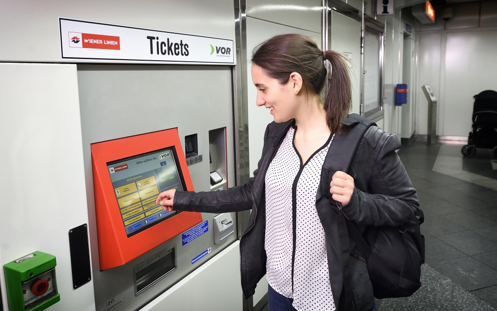 Fahrkartenautomat beim Zugang zur U-Bahn.