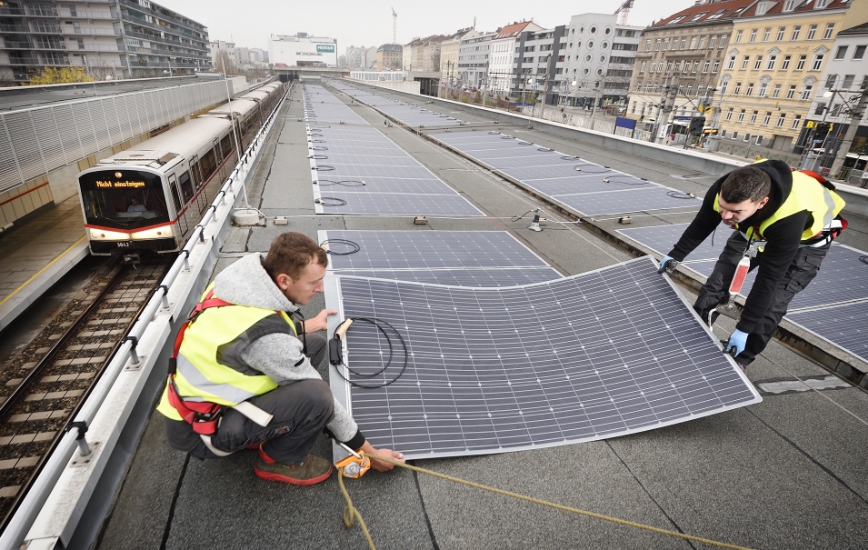 Montagearbeiten der Photovoltaik-Anlage auf dem Dach der U3-Station Ottakring.