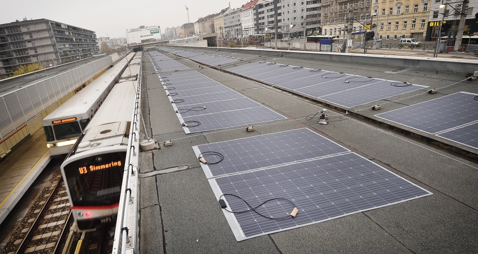 Montagearbeiten der Photovoltaik-Anlage auf dem Dach der U3-Station Ottakring.