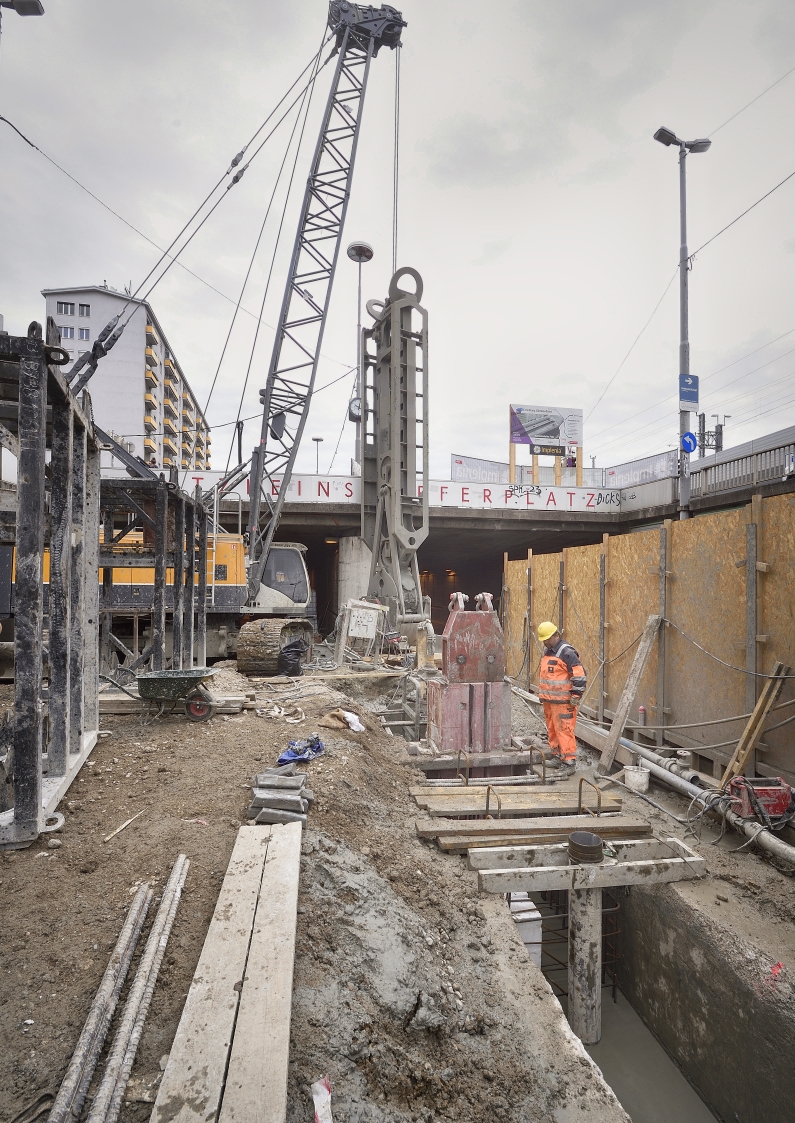 Baustelle der U2 am Matzleinsdorfer Platz, die geplante veränderte Verkehrsführung macht umfangreiche Arbeiten notwendig.