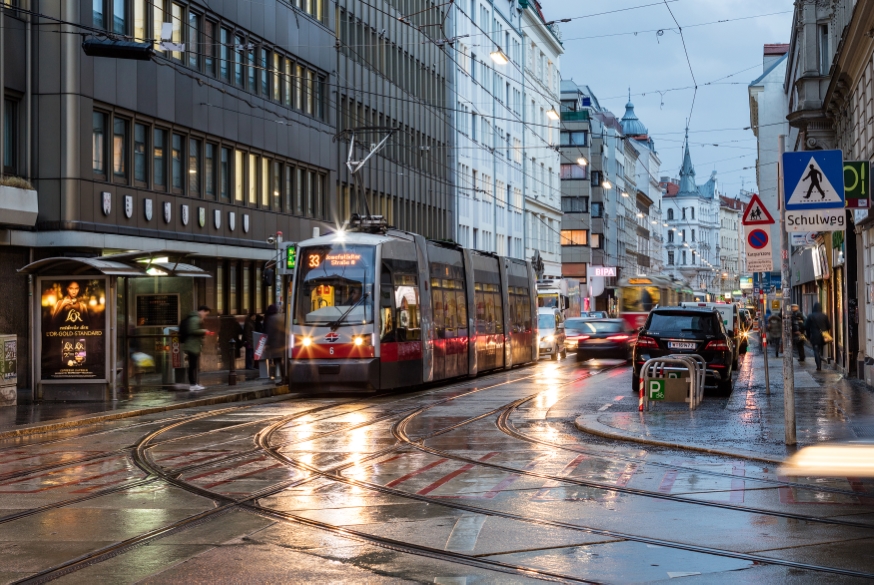 Linie 33 in Josefstädter Straße-Blindengasse unterwegs