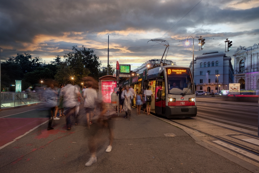 Linie D abends am Ring unterwegs