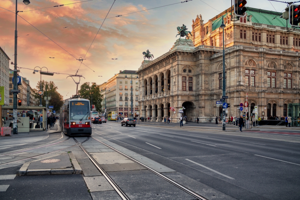 Linie 1 am Abend vor der Oper unterwegs