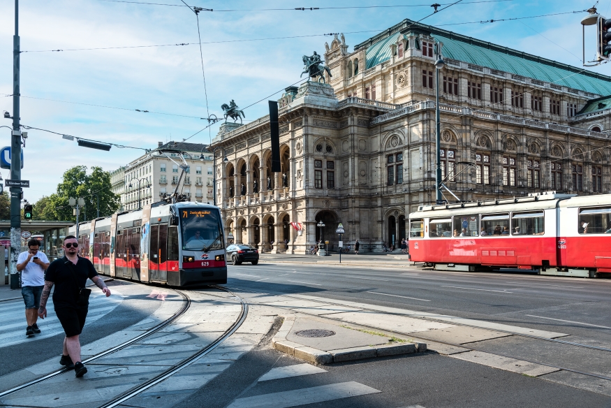 Linie 71 vor der Oper unterwegs