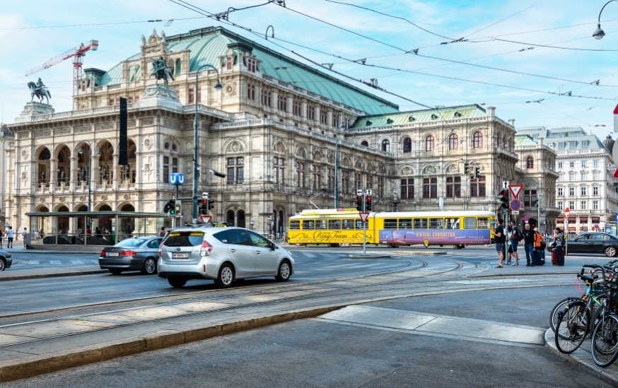 Die Vienna Ring Tram ist vor der Oper unterwegs