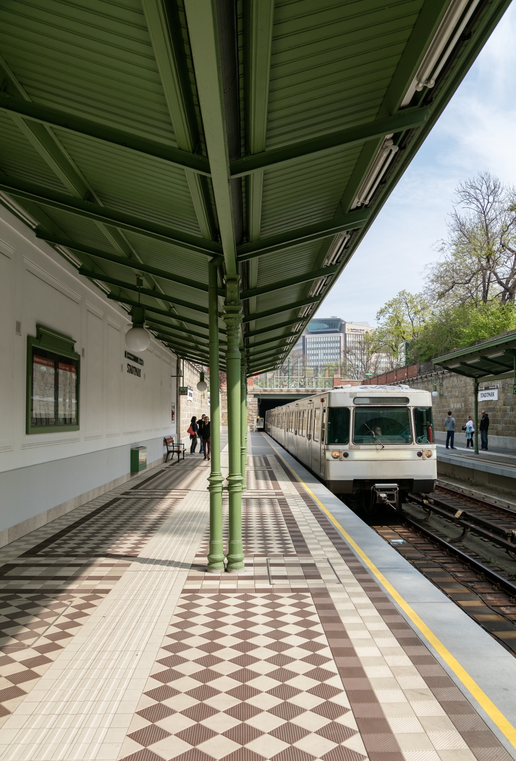 Silberfpeil in der U4-Station Stadtpark