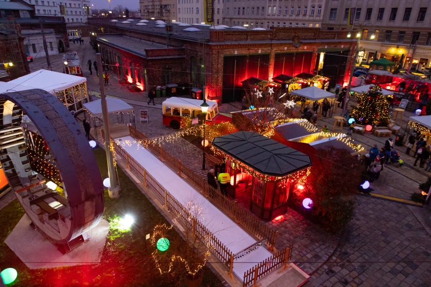 Auch 2021 laden die Wiener Linien wieder zum heimeligen Adventmarkt vor dem Verkehrsmuseum Remise ein. In historischem Ambiente gibt es weihnachtliche Genüsse und ein buntes Programm für Groß und Klein.
Öffnungszeiten:
3.12.-5.12.
10.12.-12.12.
17.12.-19.12.
Jeweils 14 bis 21 Uhr
Wo: Remise, Verkehrsmuseum der Wiener Linien, Ludwig-Koeßler-Platz, 1030 Wien  
