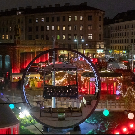 Auch 2021 laden die Wiener Linien wieder zum heimeligen Adventmarkt vor dem Verkehrsmuseum Remise ein. In historischem Ambiente gibt es weihnachtliche Genüsse und ein buntes Programm für Groß und Klein.
Öffnungszeiten:
3.12.-5.12.
10.12.-12.12.
17.12.-19.12.
Jeweils 14 bis 21 Uhr
Wo: Remise, Verkehrsmuseum der Wiener Linien, Ludwig-Koeßler-Platz, 1030 Wien  
