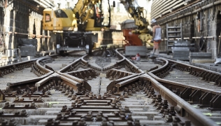 Als Teil der Sanierungsarbeiten entlang der U4 werden nahe der Station Kettenbrückengasse die Weichen erneuert