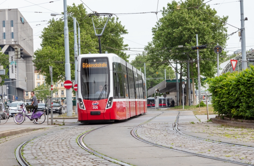 Eine Straßenbahn der Linie 6 in Fahrtrichtung Simmering