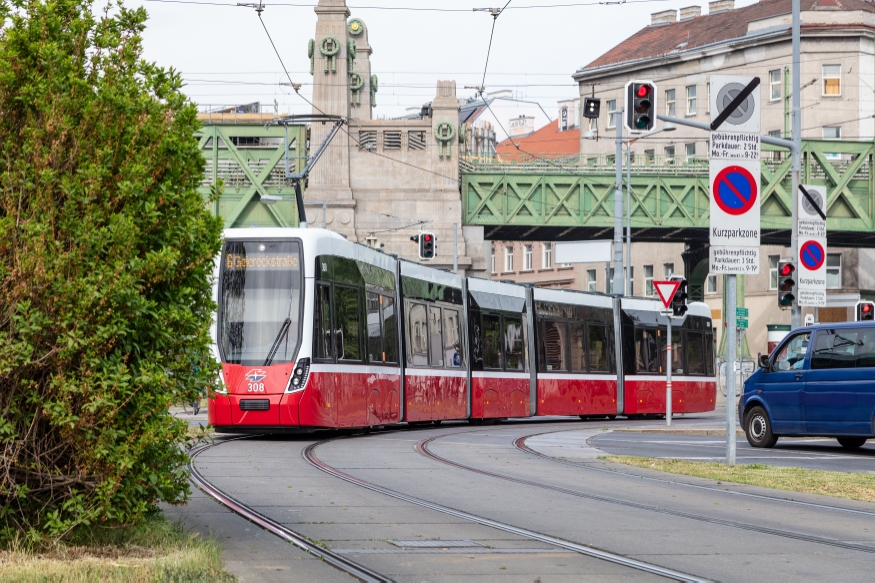 Eine Straßenbahn der Linie 6 in Fahrtrichtung Simmering