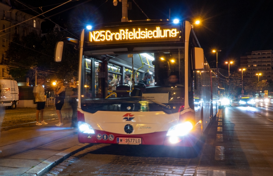 Linie N25 in der Haltestelle am Schwedenplatz