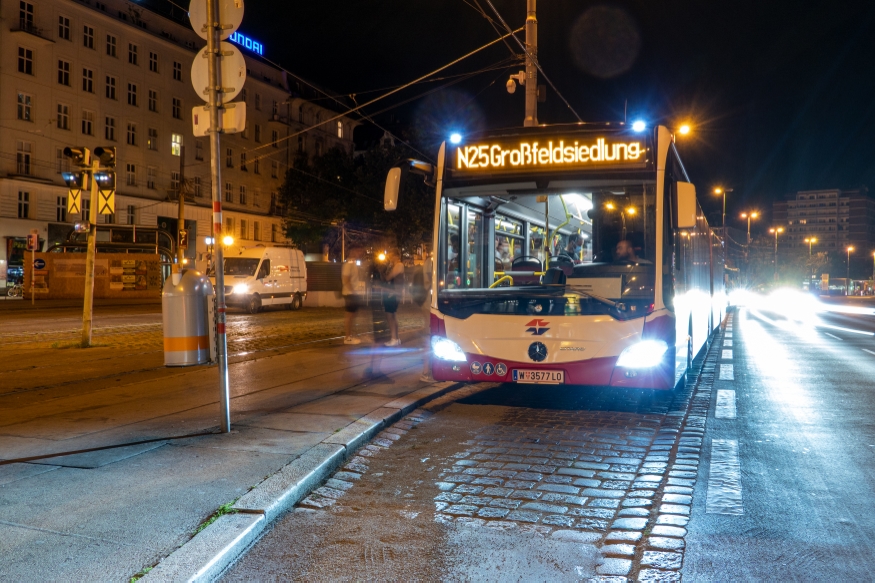 Linie N25 in der Haltestelle am Schwedenplatz