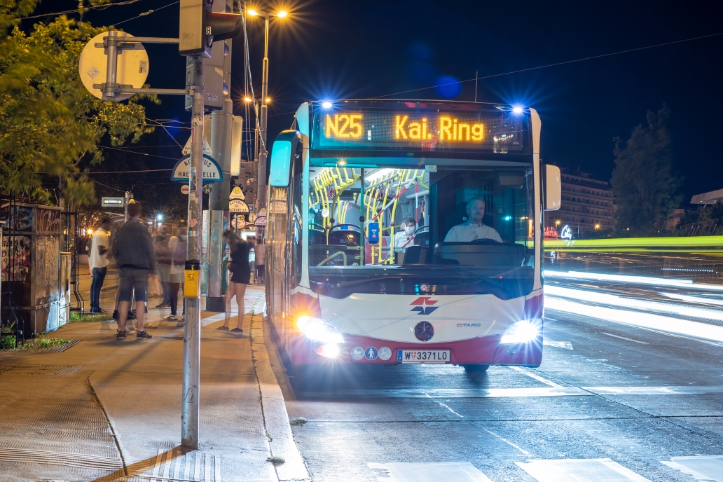 Linie N25 in der Haltestelle am Schwedenplatz