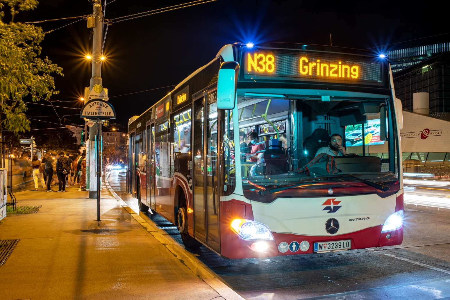 Linie N38 in der Haltestelle am Schwedenplatz