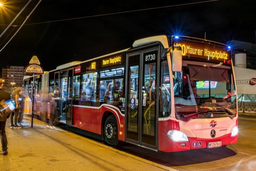 Linie N60 in der Haltestelle am Schwedenplatz