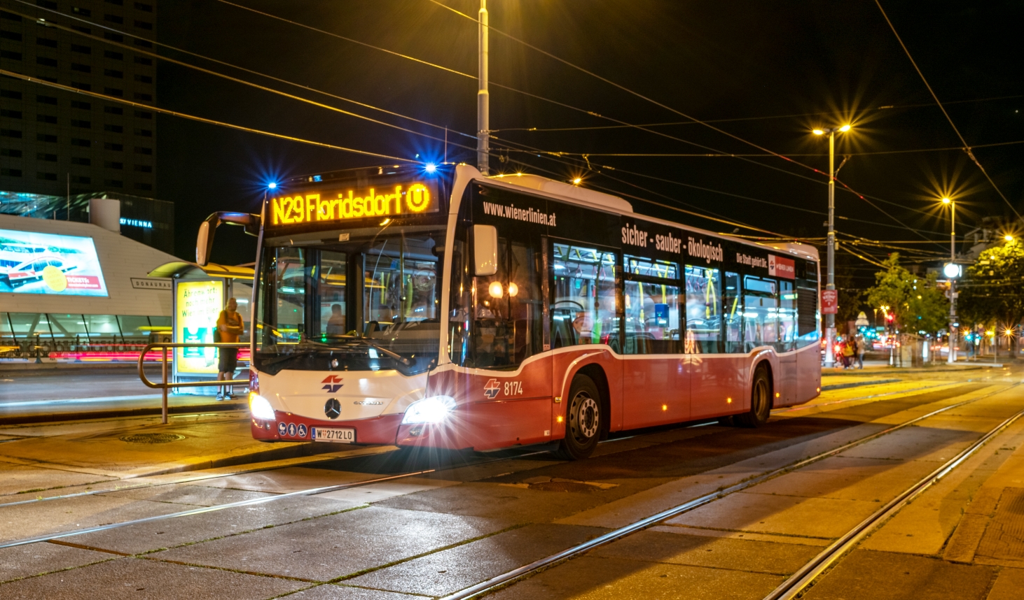 Linie N29 in der Haltestelle am Schwedenplatz