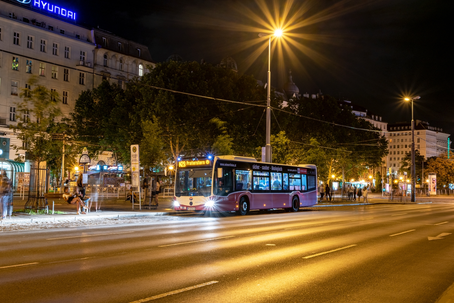 Linie N29 in der Haltestelle am Schwedenplatz