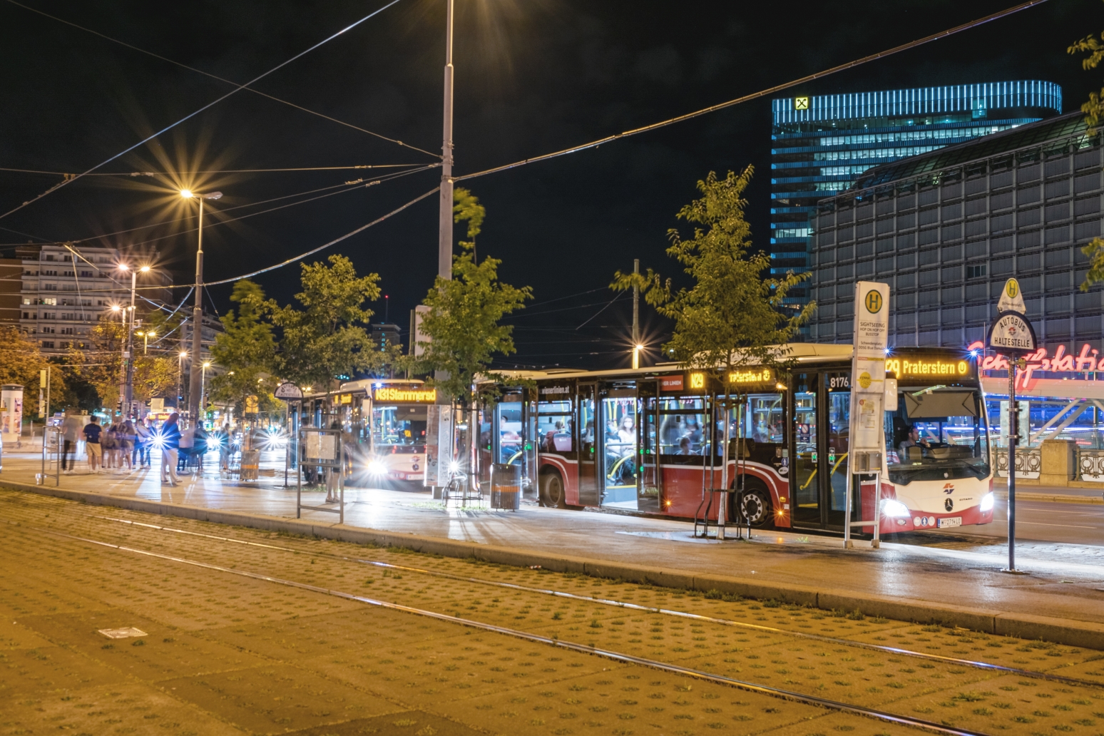 Linie N29 in der Haltestelle am Schwedenplatz