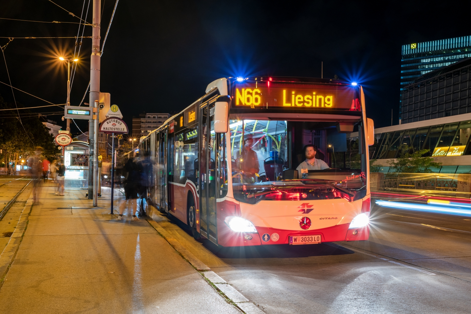 Linie N66 in der Haltestelle am Schwedenplatz