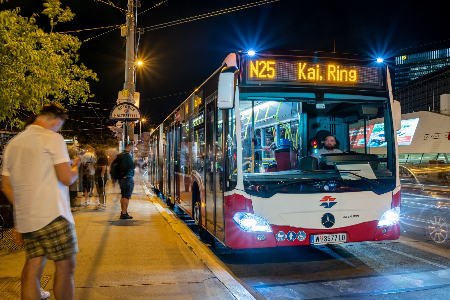 Linie N25 in der Haltestelle am Schwedenplatz