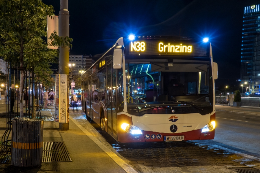 Linie N38 in der Haltestelle am Schwedenplatz