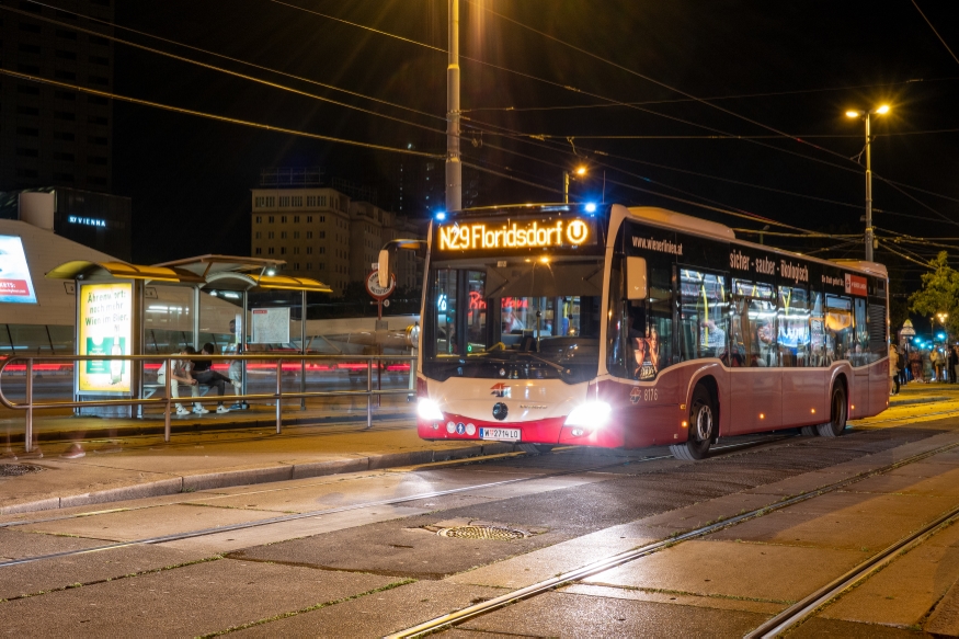 Linie N29 in der Haltestelle am Schwedenplatz