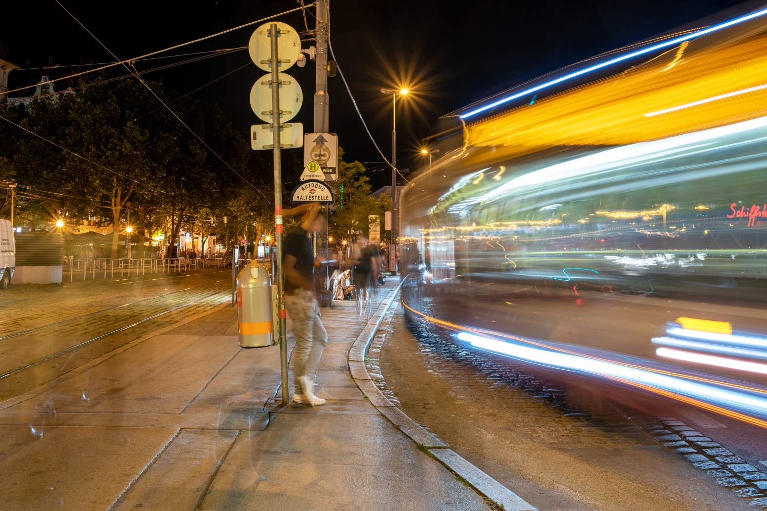 Nachtverkehr in der Haltestelle am Schwedenplatz