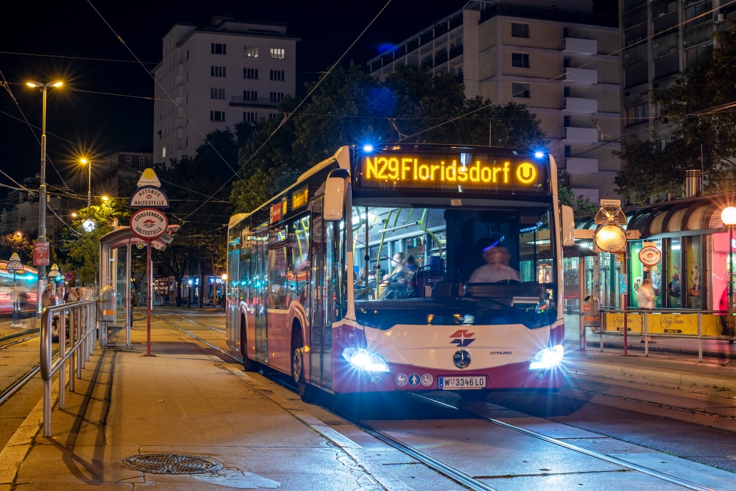 Linie N29 in der Haltestelle am Schwedenplatz