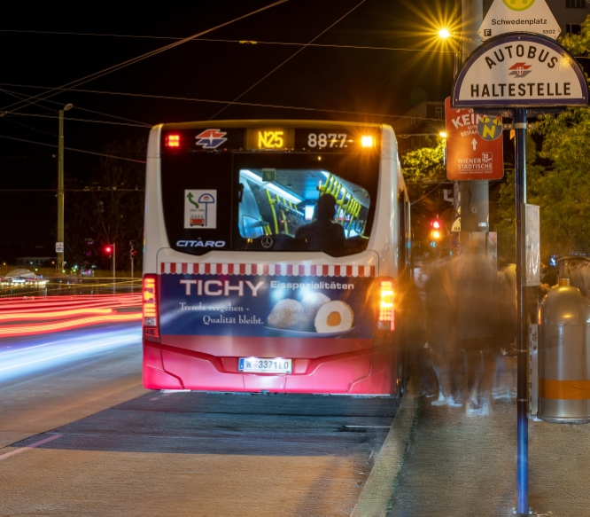 Linie N25 in der Haltestelle am Schwedenplatz