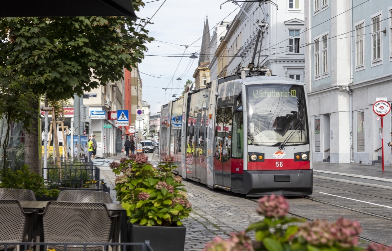 Linie 42 beim Nepomuk-Vogl-Platz