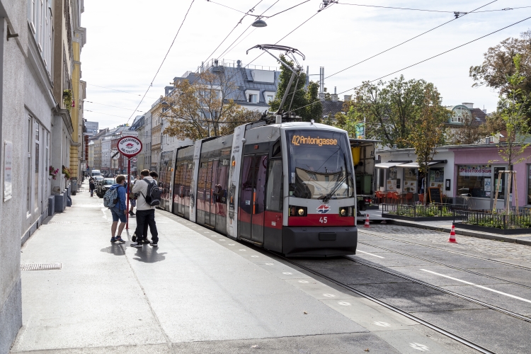 Linie 42 am Johann-Nepomuk-Vogl-Platz