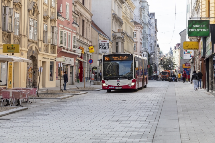 Die Linie 13A ist in der Neubaugasse unterwegs