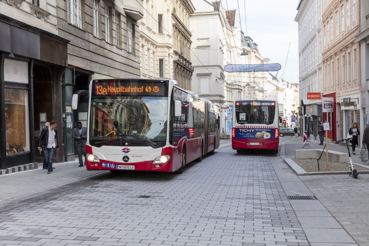 Die Linie 13A ist in der Neubaugasse unterwegs