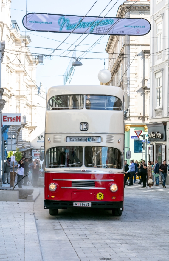 Anlässlich der Eröffnung der neuen Linienführung ist ein Oldtimer-Doppeldeckerbus als Linie 13A in der Neubaugasse unterwegs