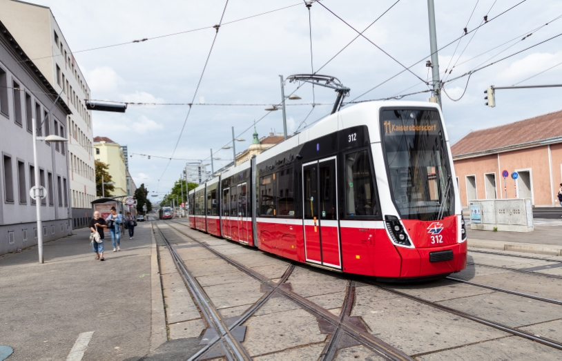 Die Type Flexity ist als Linie 11 in Simmering unterwegs