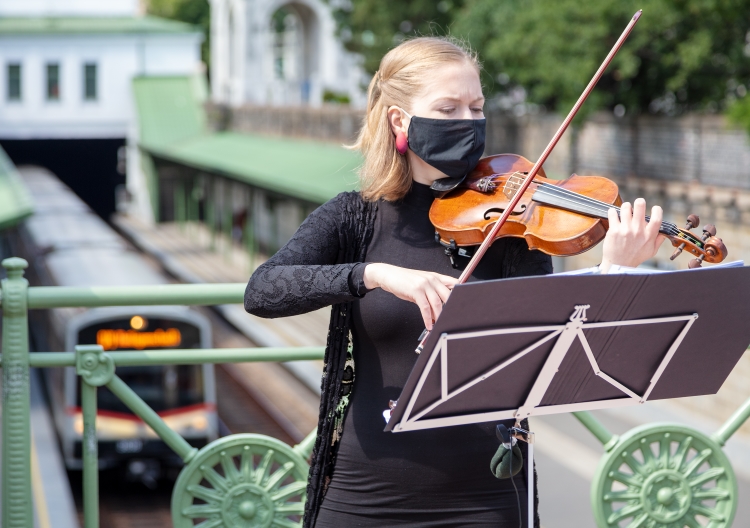 Die U-Bahn-Stars geben am Stadtpark bei einem Pressetermin ihr Können zum Besten.