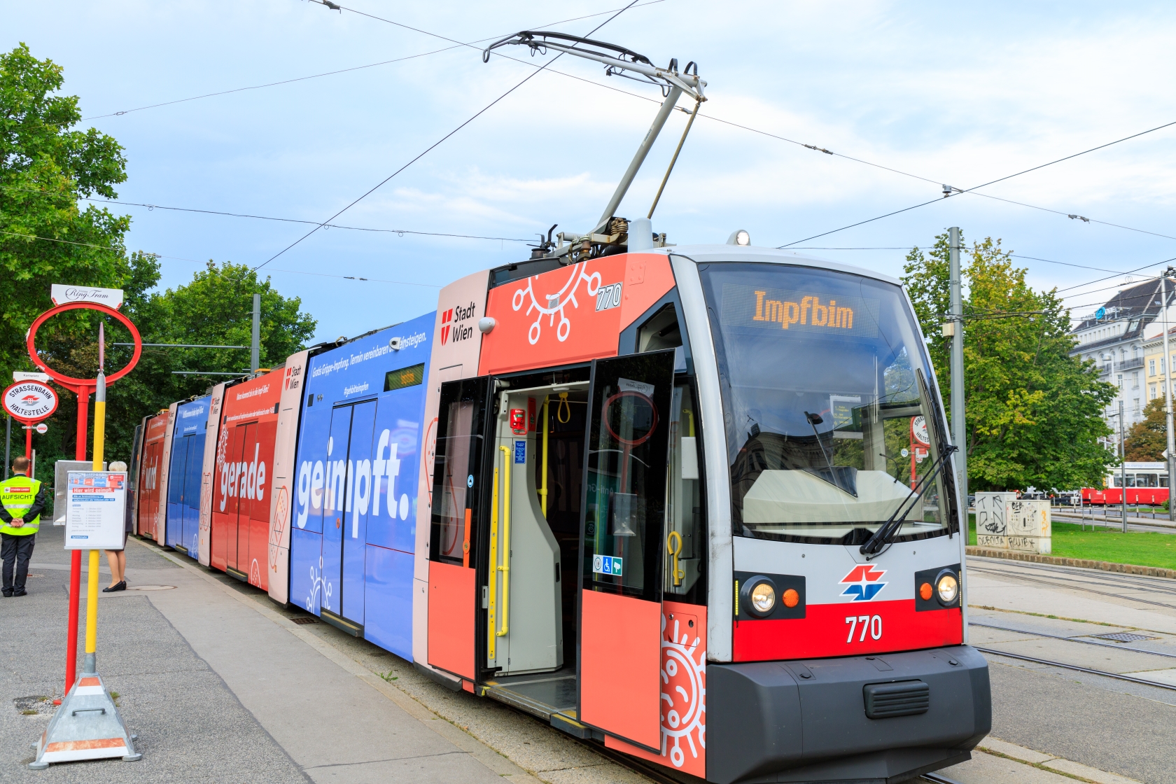 Die Impfbim als besonderer Service der Stadt Wien am Ring unterwegs