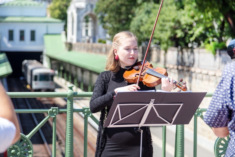 Die U-Bahn-Stars geben am Stadtpark bei einem Pressetermin ihr Können zum Besten.