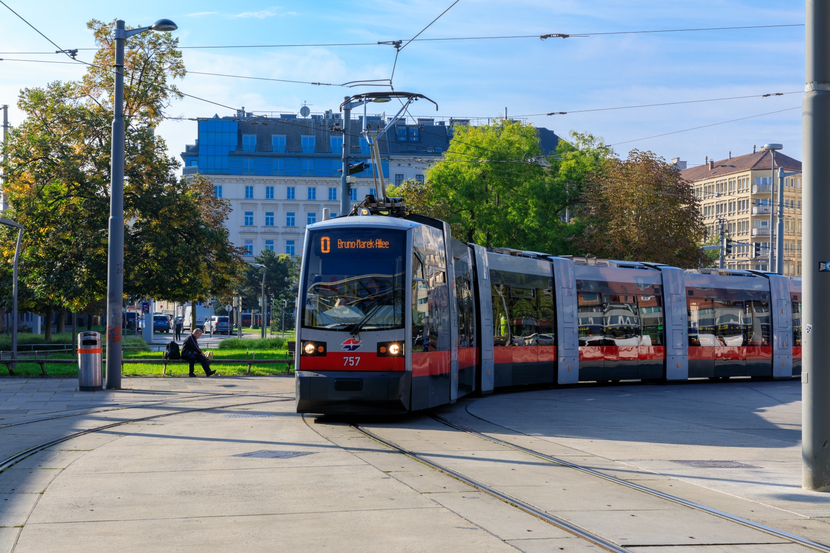 Die Type Ulf B1 fährt als Linie O in Richtung Bruno-Marek-Allee