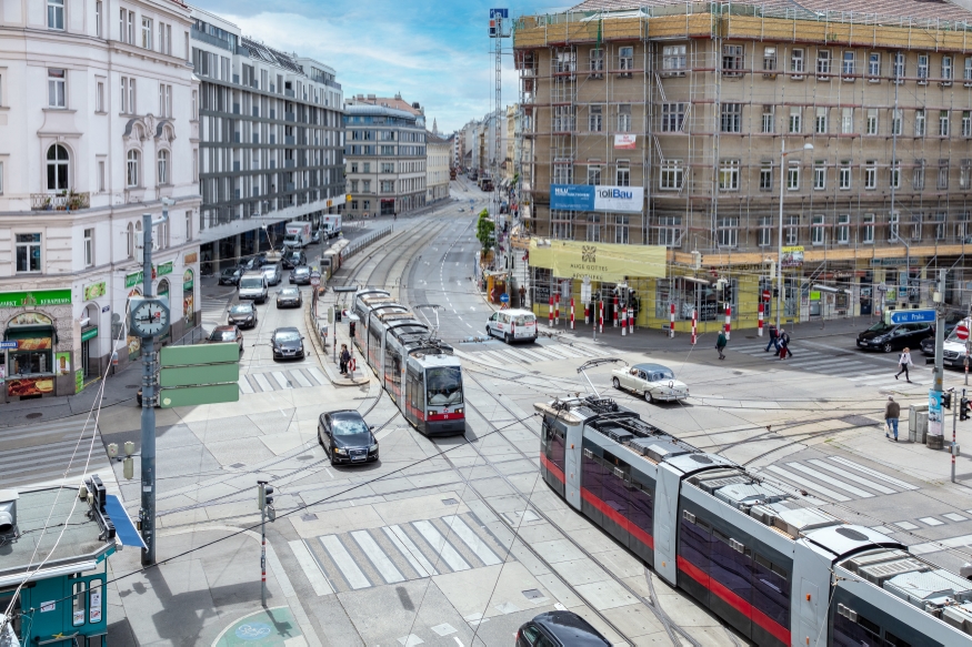 Straßenverkehrssituation von der U6 Trasse aufgenommen. Straßenbahn Linie 37