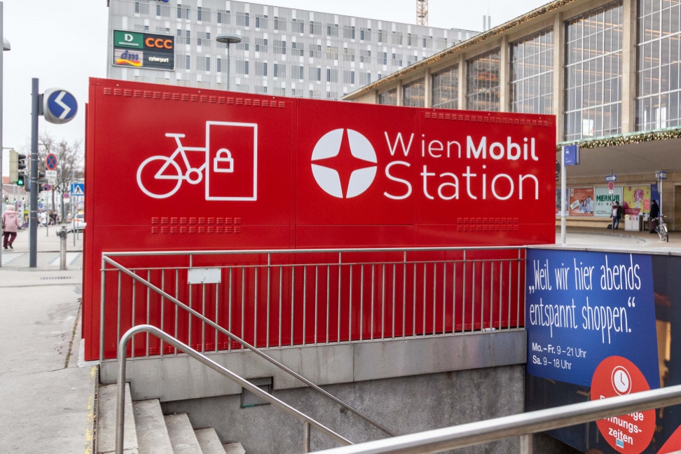 Am Standort Westbahnhof werden Öffis, Citybikes, E-Scooter, Radabstellboxen und das OEBB-Carsharing angeboten.