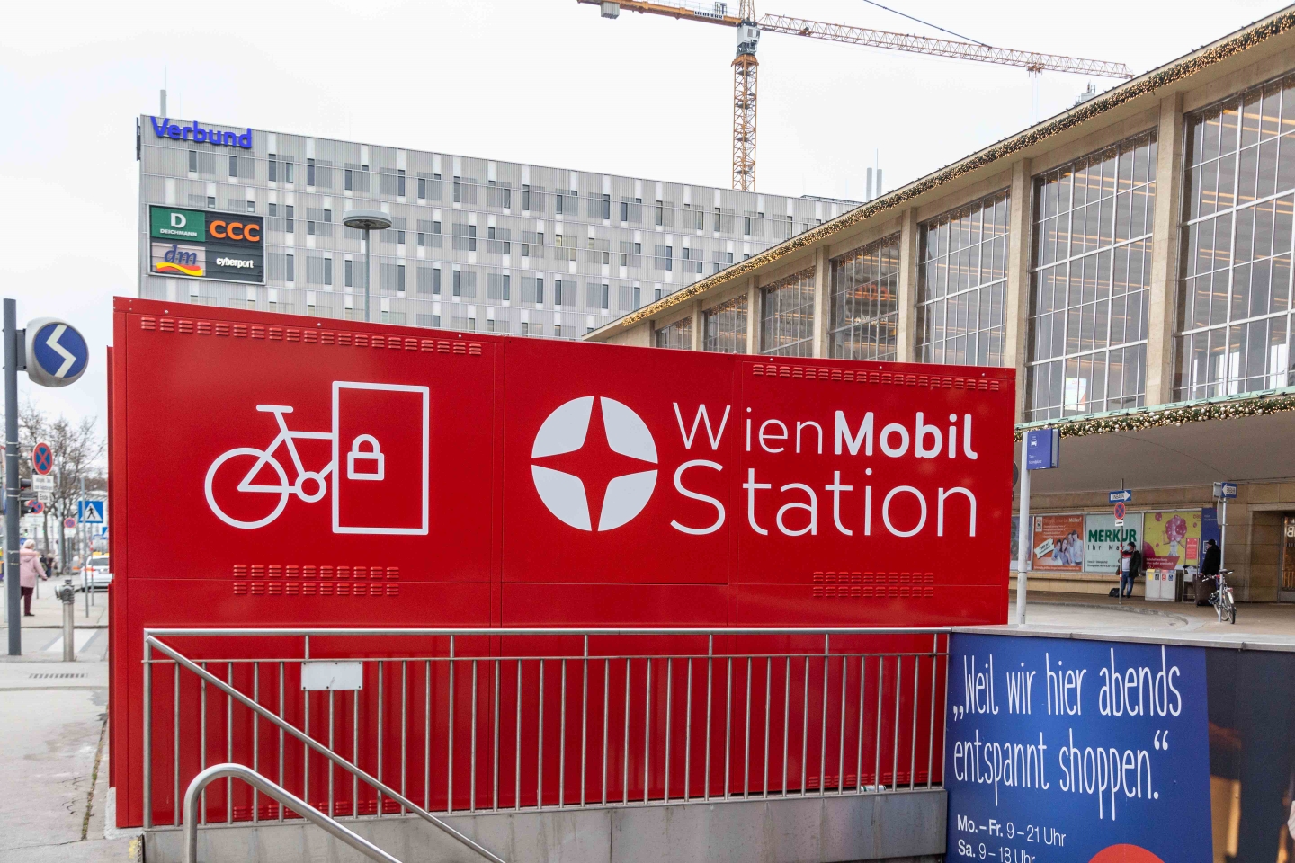 Am Standort Westbahnhof werden Öffis, Citybikes, E-Scooter, Radabstellboxen und das OEBB-Carsharing angeboten.