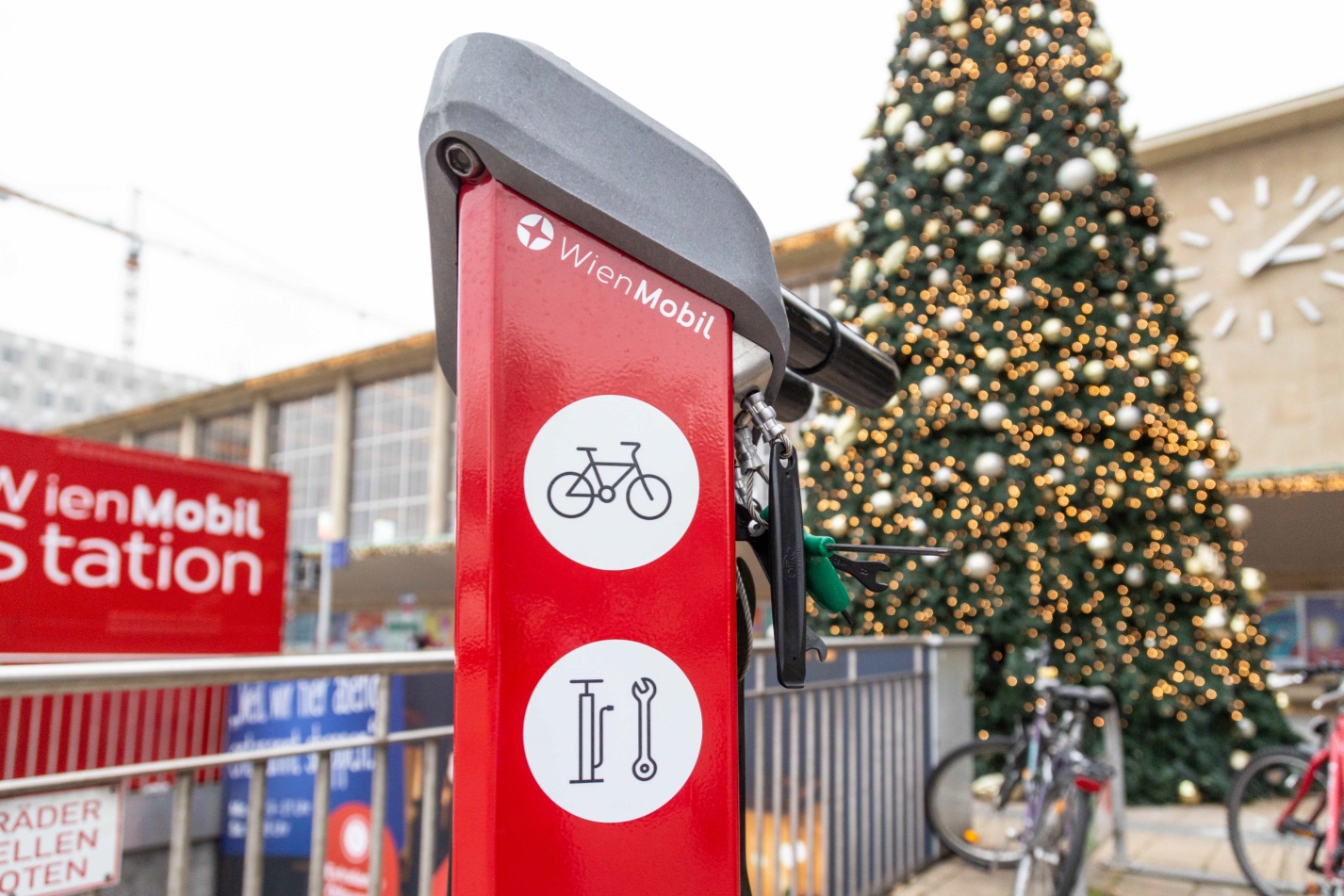 Am Standort Westbahnhof werden Öffis, Citybikes, E-Scooter, Radabstellboxen und das OEBB-Carsharing angeboten.