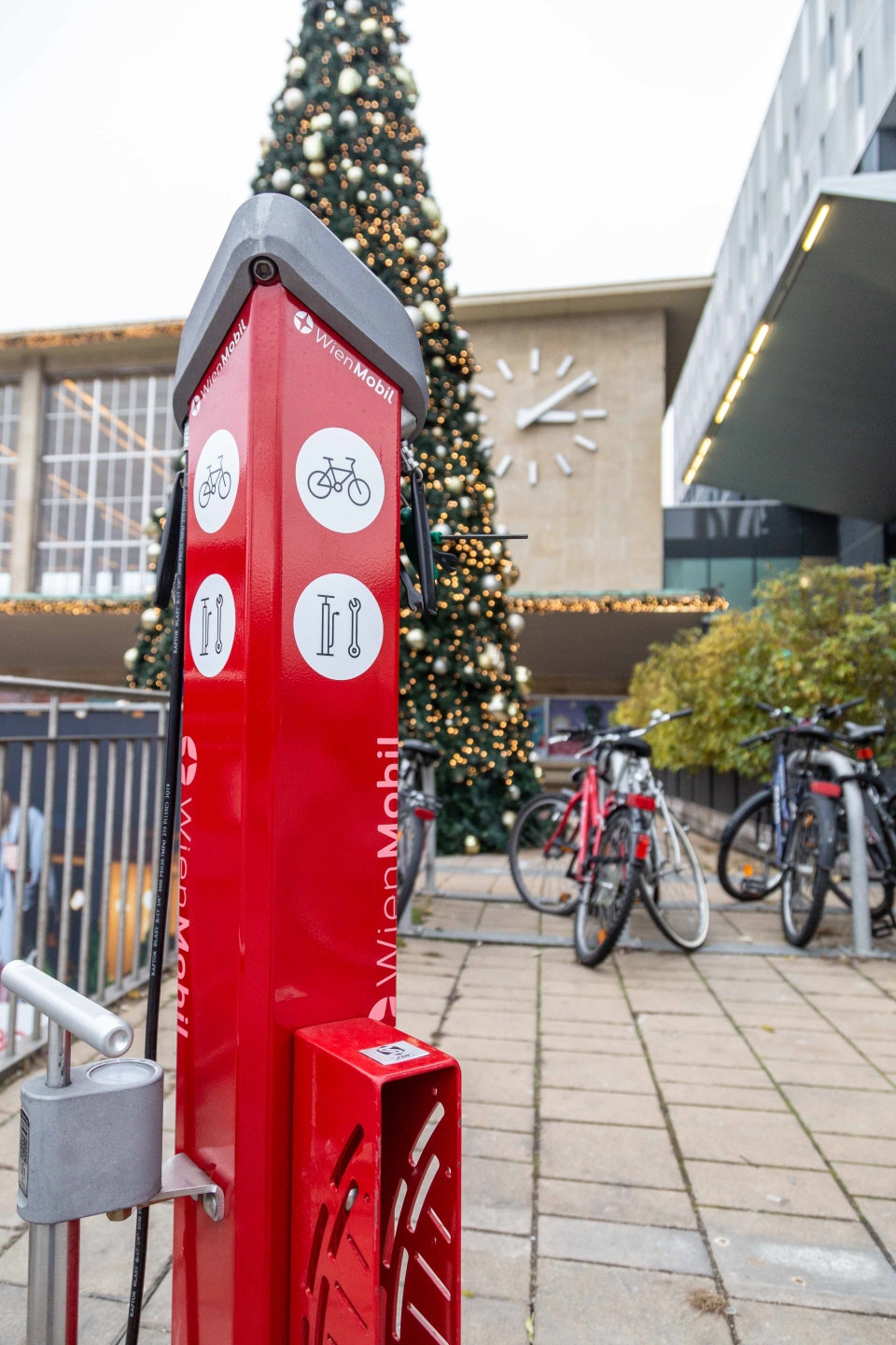 Am Standort Westbahnhof werden Öffis, Citybikes, E-Scooter, Radabstellboxen und das OEBB-Carsharing angeboten.