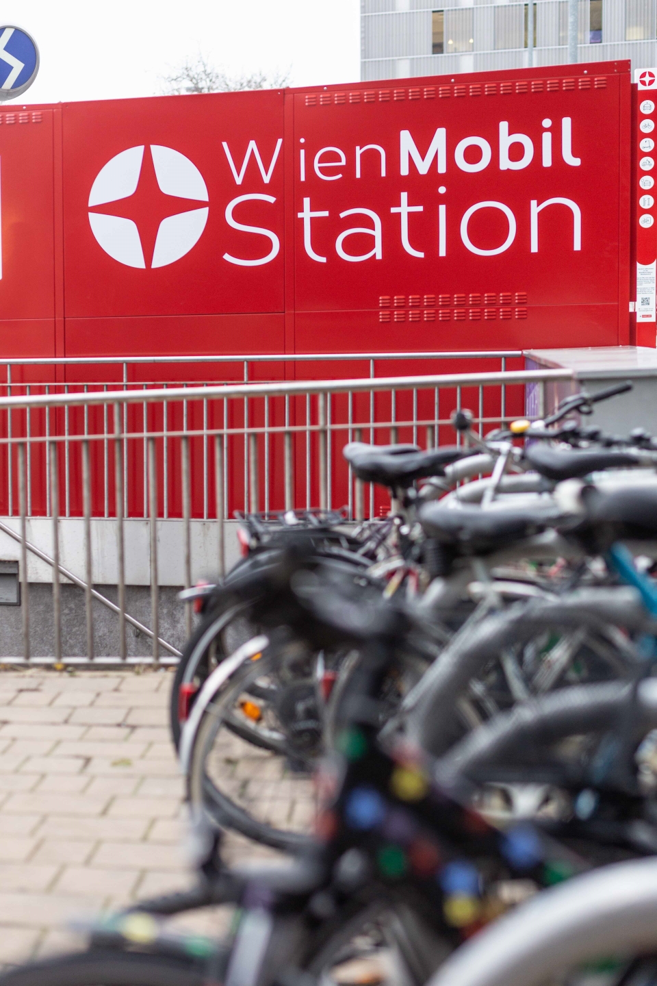 Am Standort Westbahnhof werden Öffis, Citybikes, E-Scooter, Radabstellboxen und das OEBB-Carsharing angeboten.